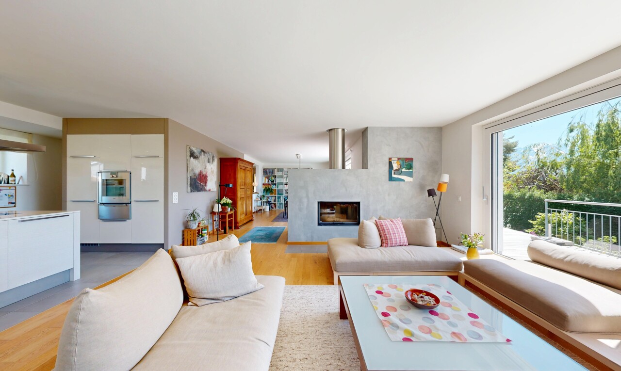 wohnzimmer mit inside property, drywall, gipskartonwand, wood finish floor, und holzfußboden