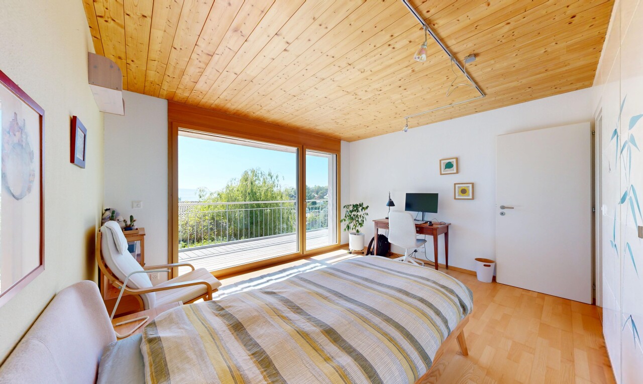 zimmer / schlafzimmer mit wood ceiling, holzdecke, track lighting, deckenbeleuchtung, und inside property