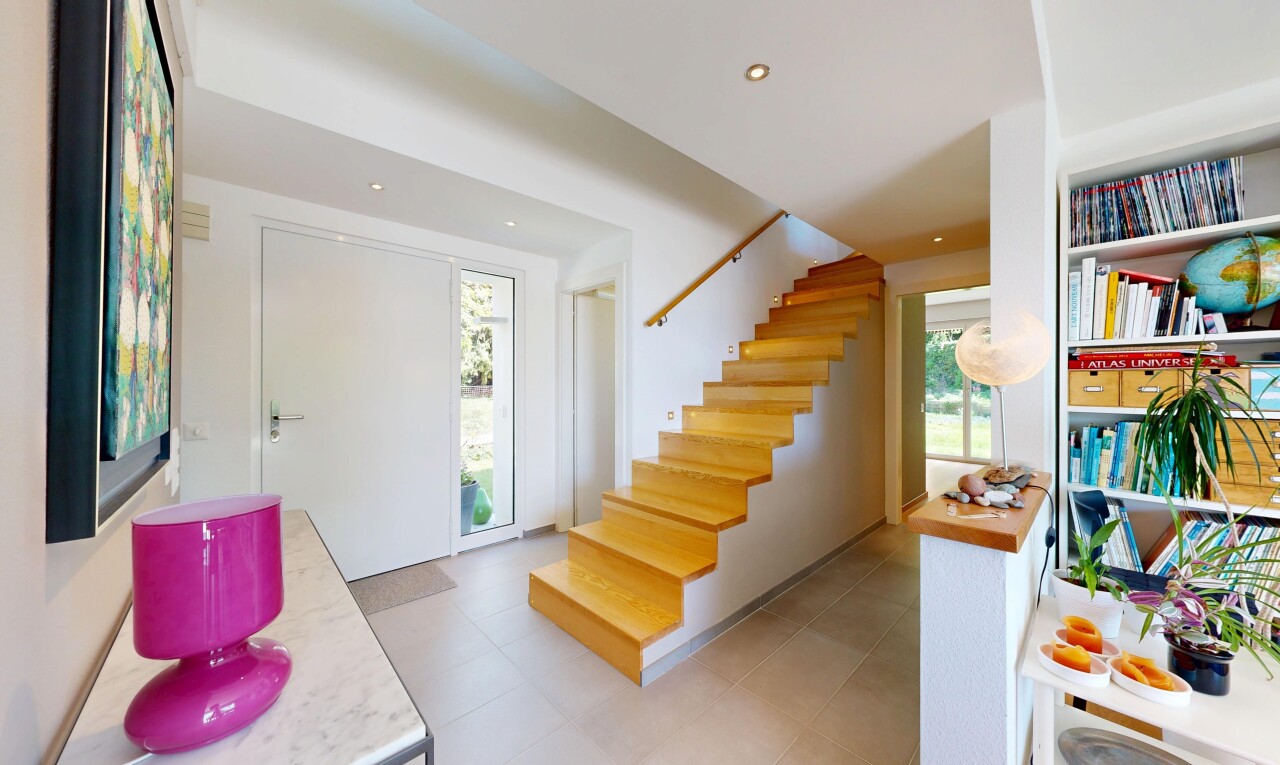 treppe mit treppen, inside property, drywall, gipskartonwand, und recessed lighting