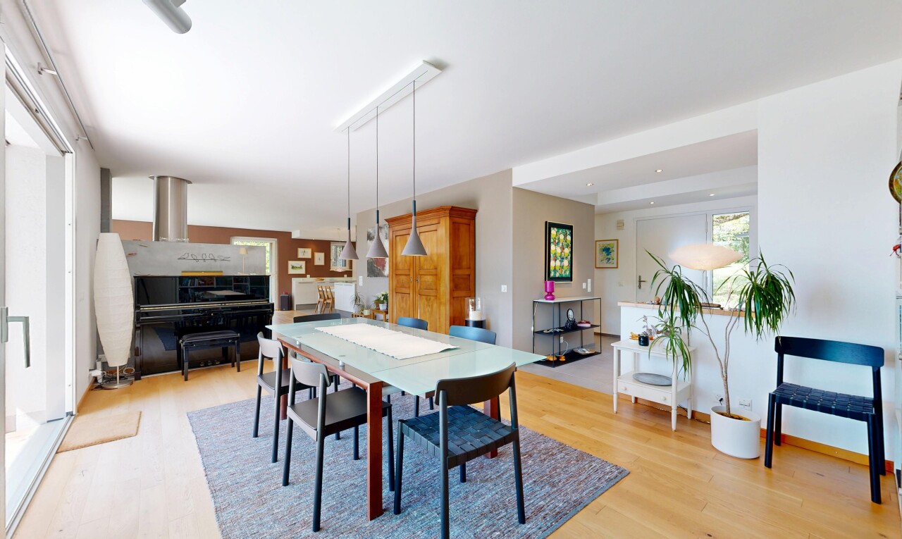 esszimmer mit inside property, natural light, natürliches licht, wood finish floor, und holzfußboden