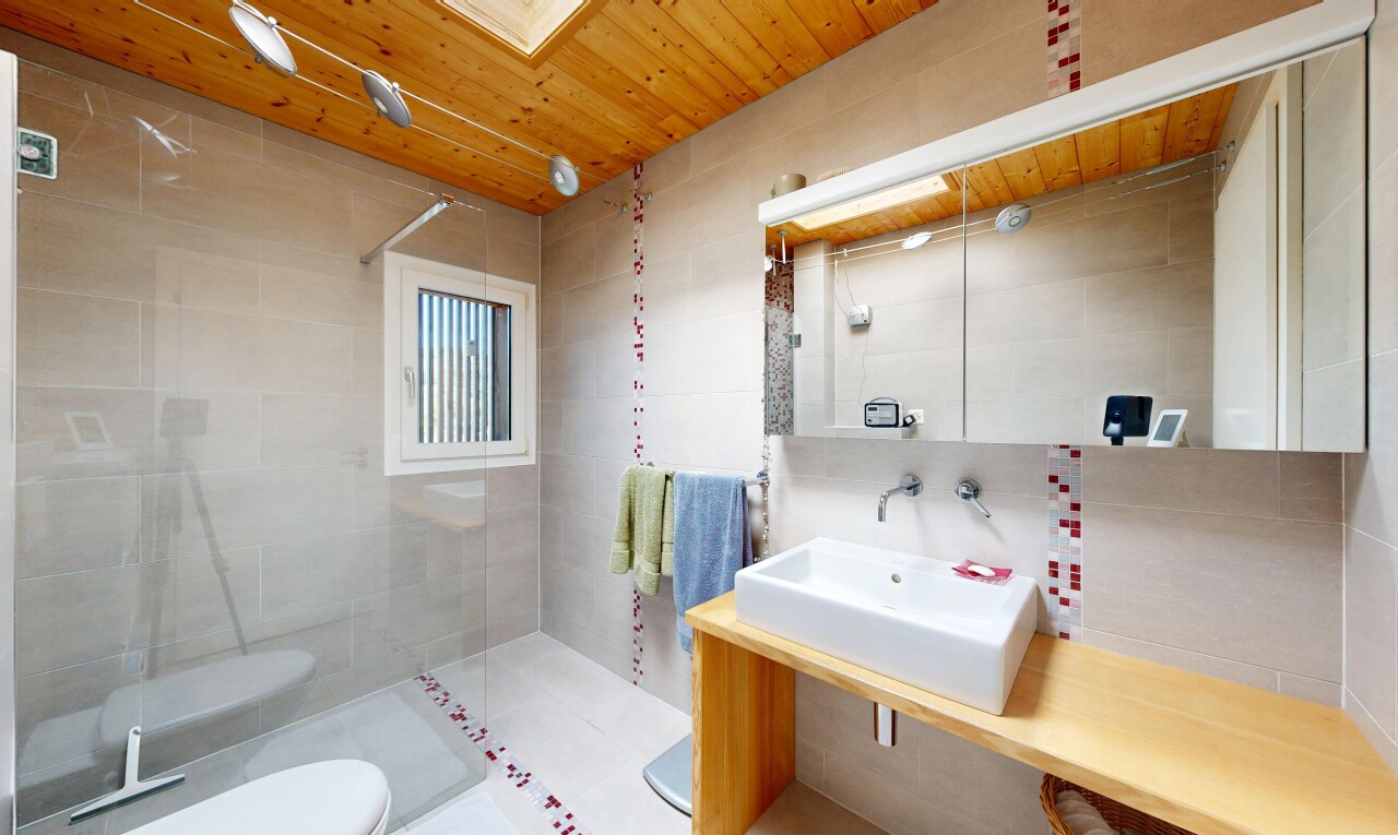 bad mit komplettes badezimmer, tile wall, fliesenwand, toilette, und dusche