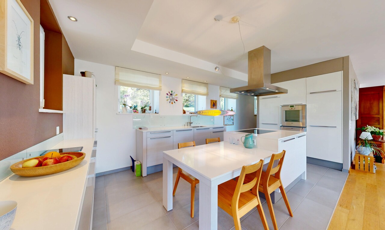 küche mit dunstabzugshaube, light countertops, arbeitsplatten, white cabinets, und weiße schränke