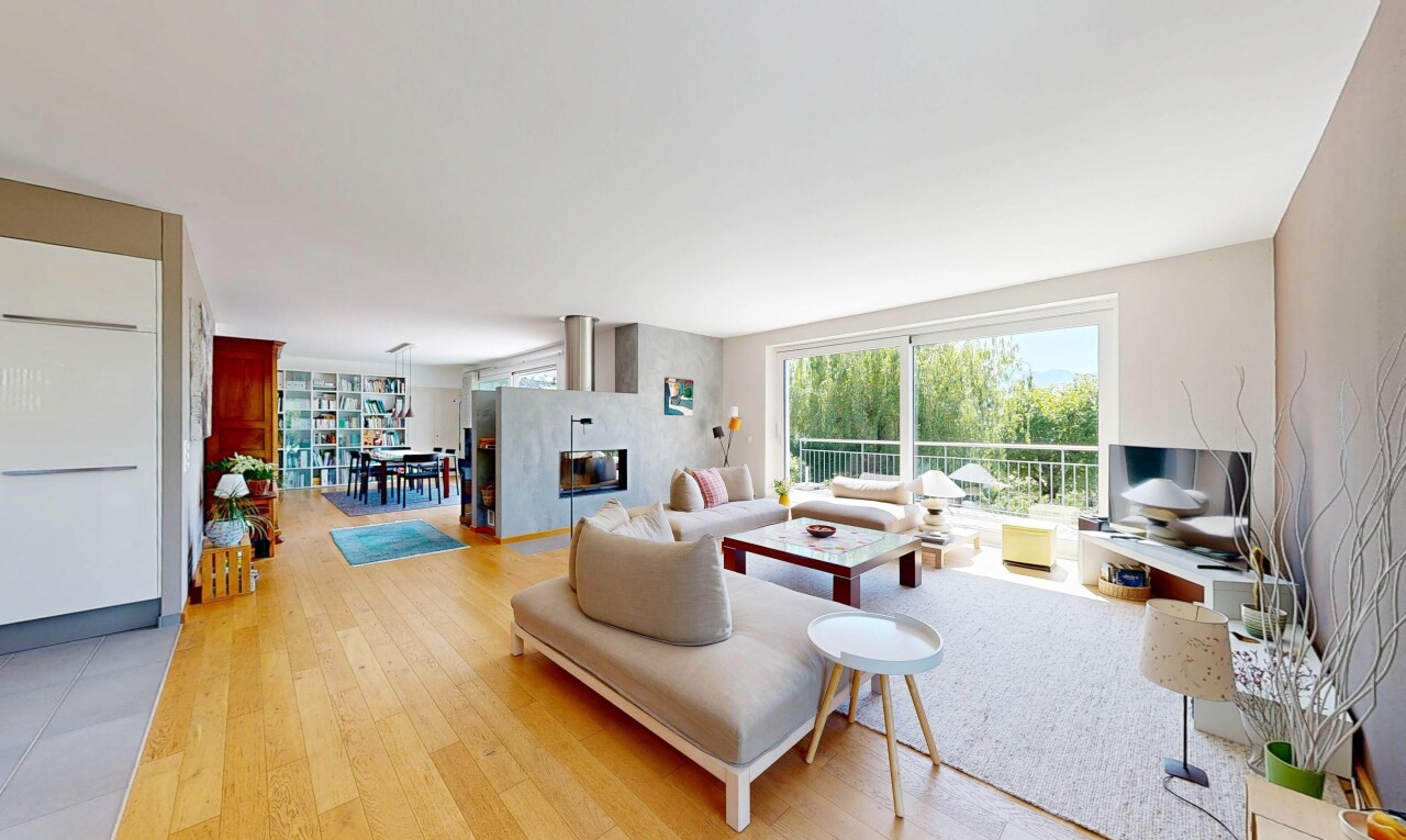 wohnzimmer mit wood finish floor, holzfußboden, inside property, fernseher, und natural light