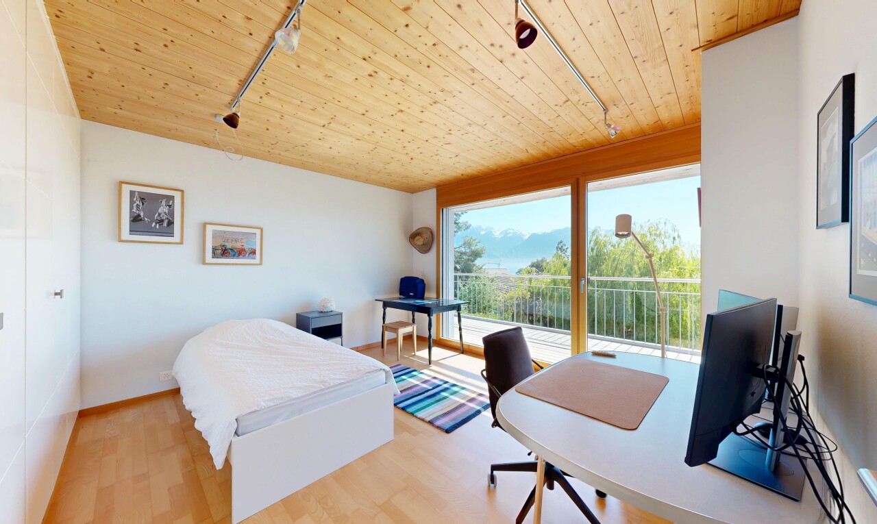 zimmer / schlafzimmer mit wood ceiling, holzdecke, track lighting, deckenbeleuchtung, und wood finish floor