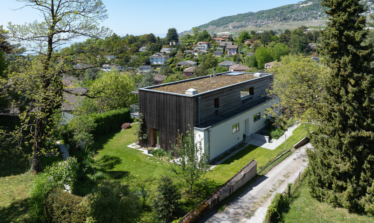 außenansicht mit rasen, day time, und property visible