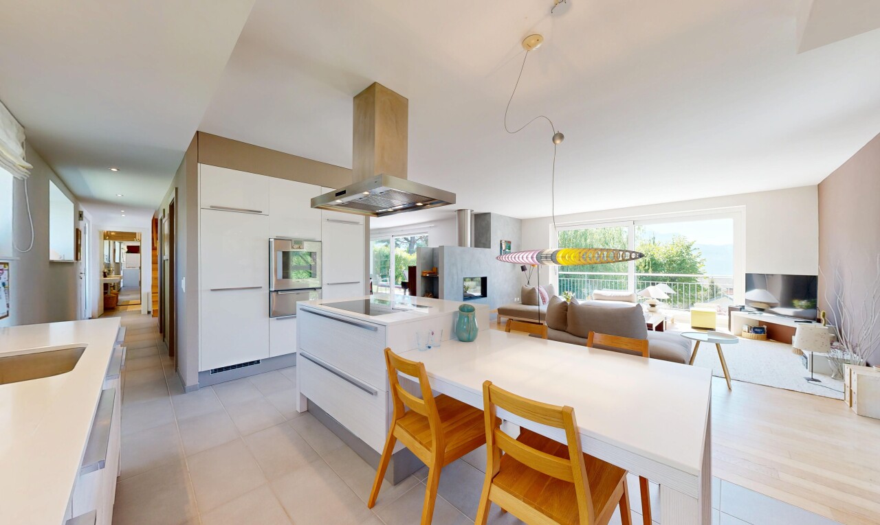 küche mit white cabinets, weiße schränke, flat panel cabinets, schränke mit flachen paneelen, und opens to living area