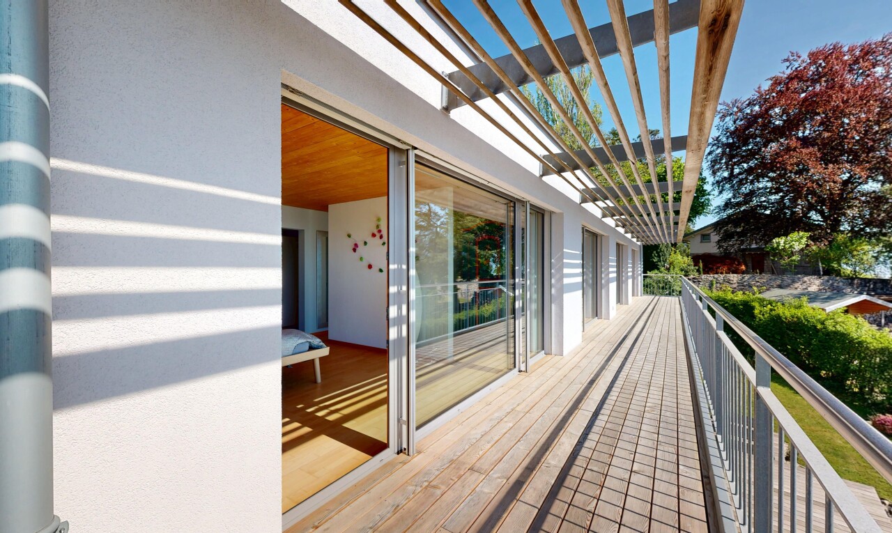 balkon mit day time, property visible, pergola, und deck