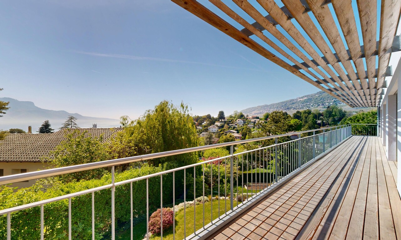 balkon mit blick auf die berge, mountain view, from property, pergola, und day time