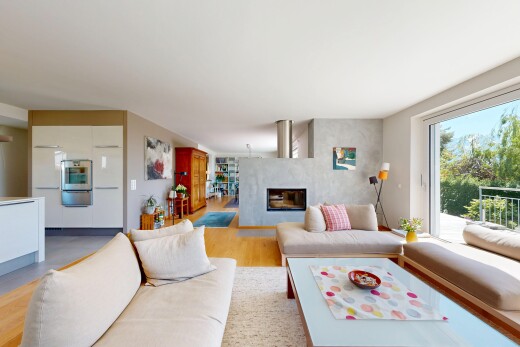 wohnzimmer mit inside property, drywall, gipskartonwand, wood finish floor, und holzfußboden