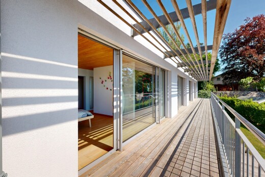 balcon avec day time, property visible, pergola, et terrasse