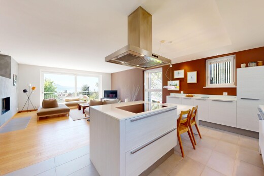 cuisine avec hotte, white cabinets, armoires blanches, cloison sèche, et drywall