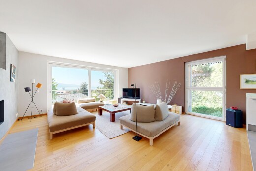 wohnzimmer mit kamin, holzfußboden, wood finish floor, natürliches licht, und natural light