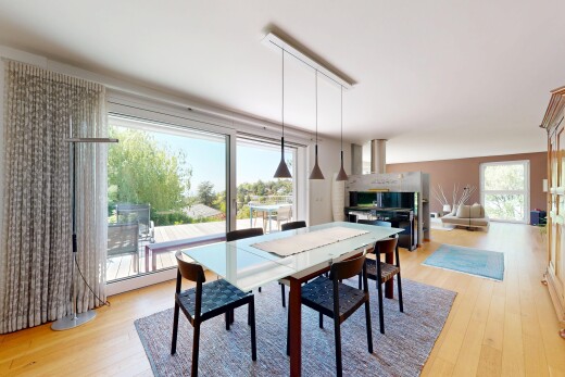 esszimmer mit inside property, wood finish floor, holzfußboden, day time, und light floor