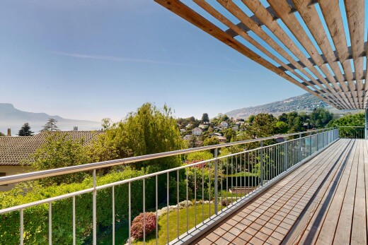 balkon mit blick auf die berge, mountain view, from property, pergola, und day time