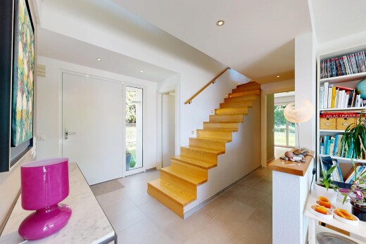 escaliers avec escaliers, inside property, drywall, cloison sèche, et recessed lighting
