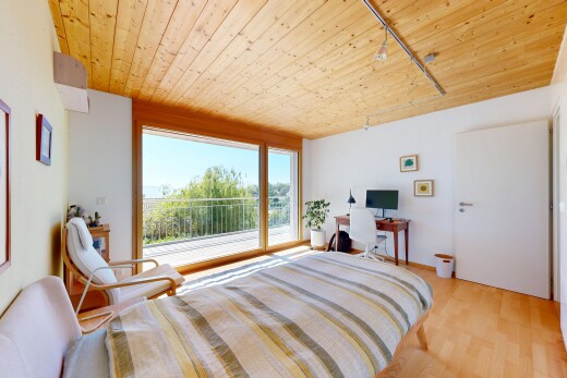 zimmer / schlafzimmer mit wood ceiling, holzdecke, track lighting, deckenbeleuchtung, und inside property