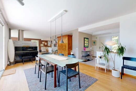 esszimmer mit inside property, natural light, natürliches licht, wood finish floor, und holzfußboden