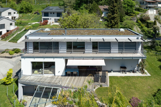 façade avec property visible, pelouse, et balcon