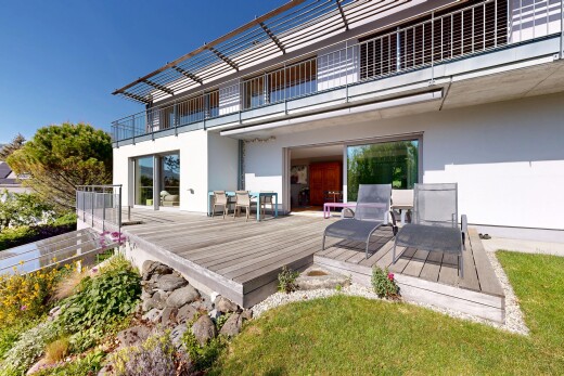 terrasse mit balkon, essbereich im freien, property visible, day time, und deck