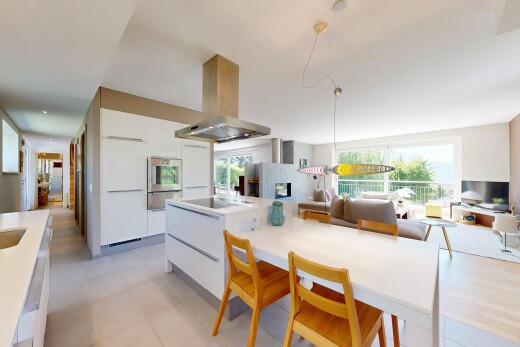 cuisine avec white cabinets, armoires blanches, flat panel cabinets, armoires à panneau plat, et opens to living area