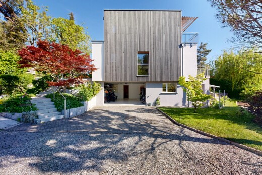 façade avec bardage vertical, day time, property visible, bardage en bois, et abri de voiture intégré