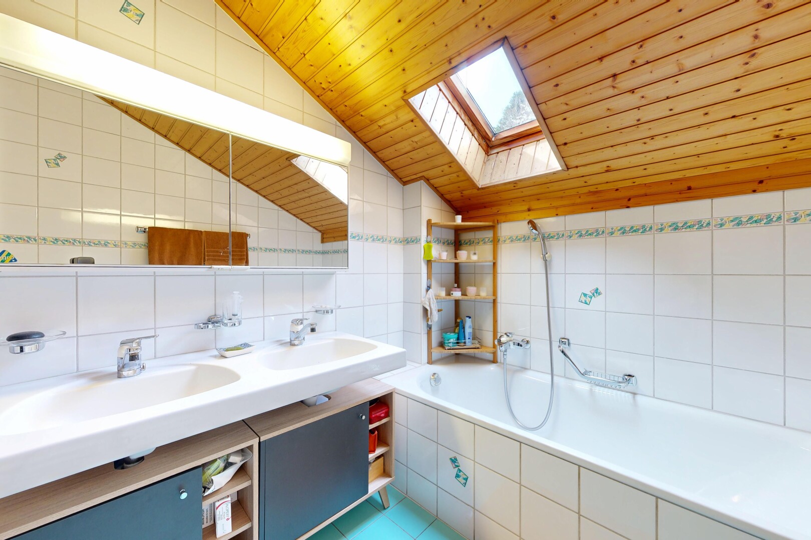 bad mit fliesenwand, tile wall, komplettes badezimmer, dachfenster, und inside property