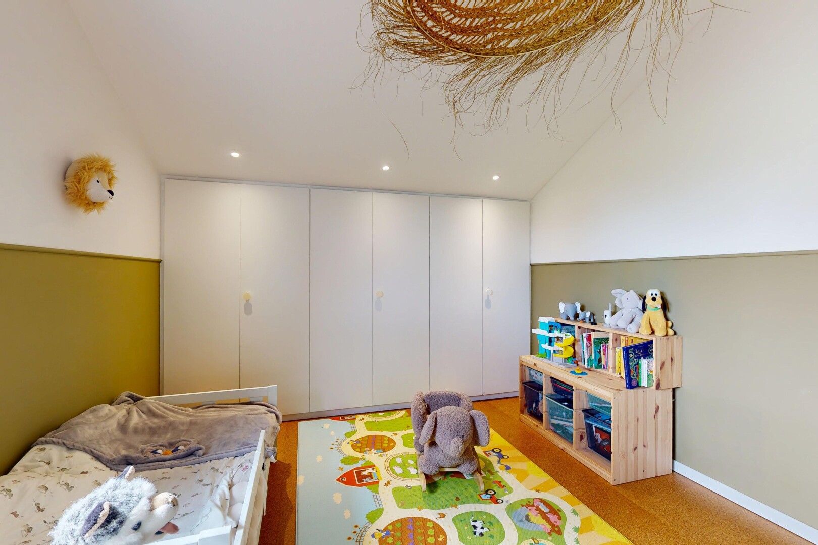 zimmer / schlafzimmer mit gipskartonwand, drywall, inside property, einbauleuchten, und recessed lighting