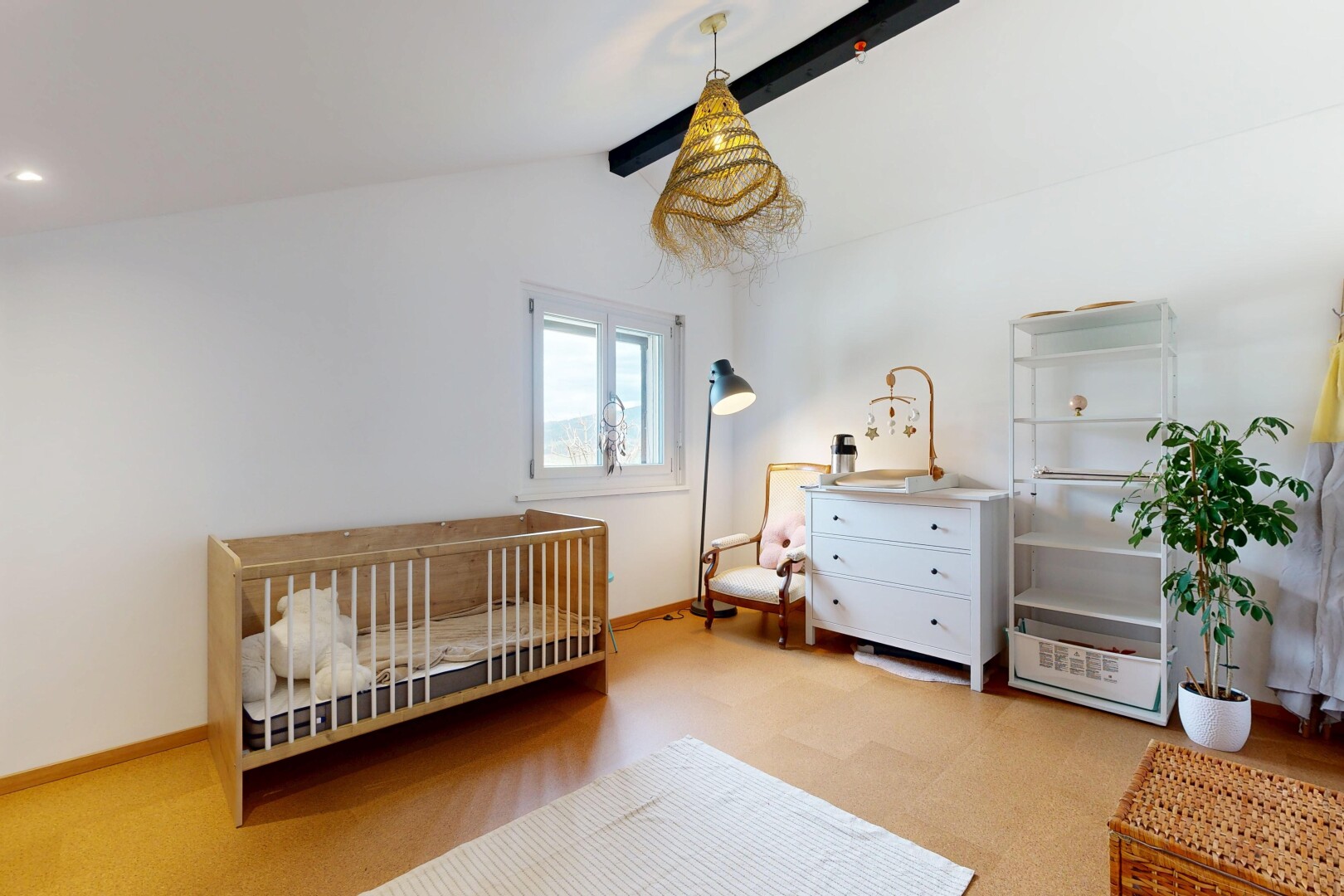 zimmer / schlafzimmer mit gipskartonwand, drywall, inside property, dachschräge, und vaulted ceiling