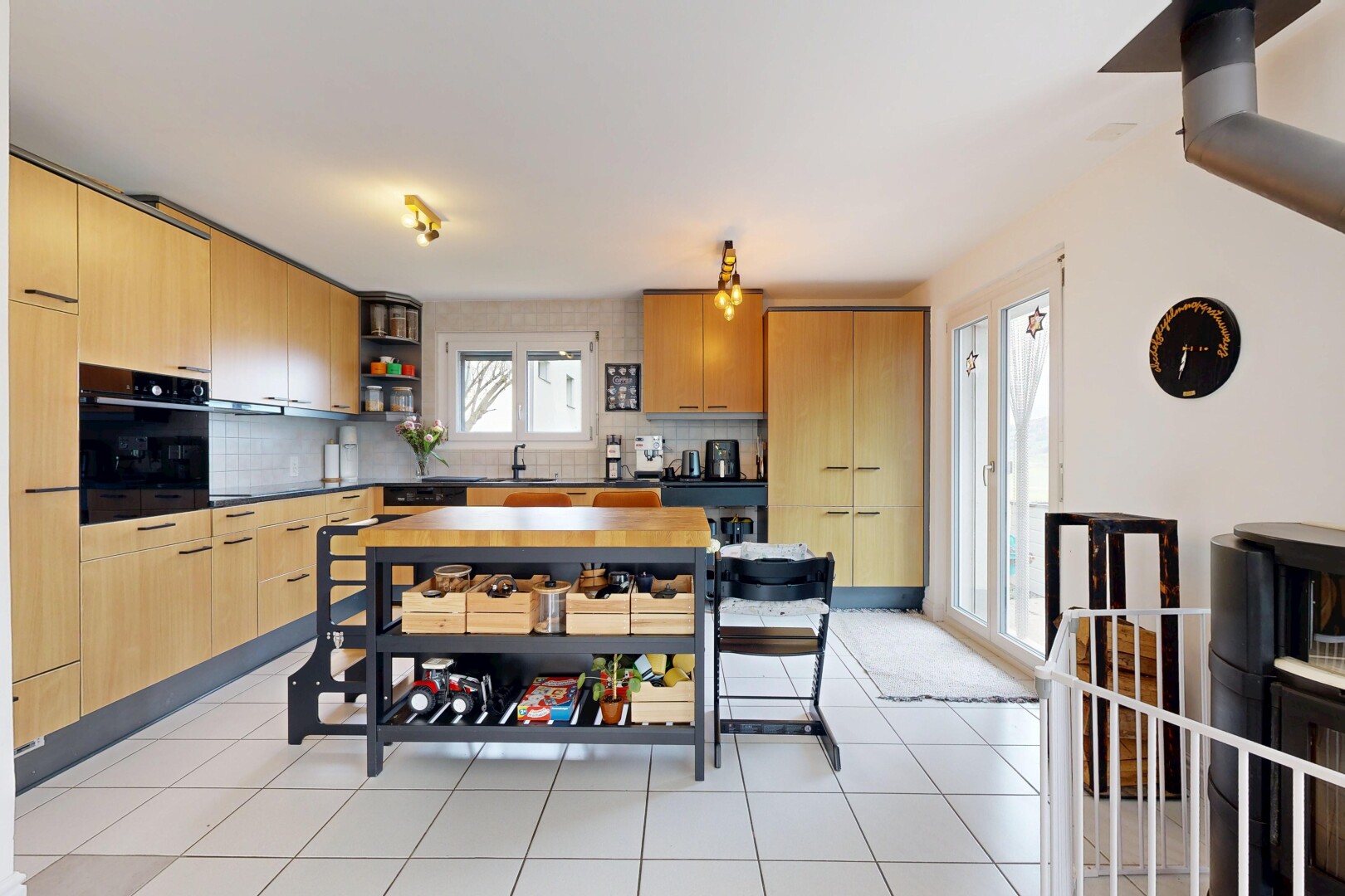küche mit küchenrückwand beim herd, küchenrückwand beim Herd, light brown cabinets, hellbraune schränke, und natürliches licht