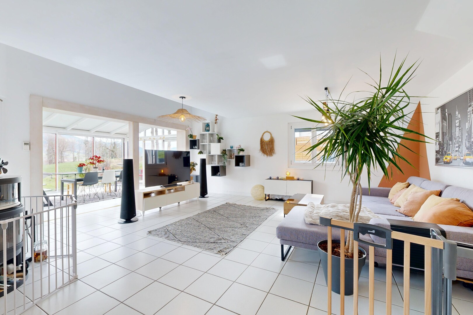 wohnzimmer mit inside property, gipskartonwand, drywall, fernseher, und natürliches licht