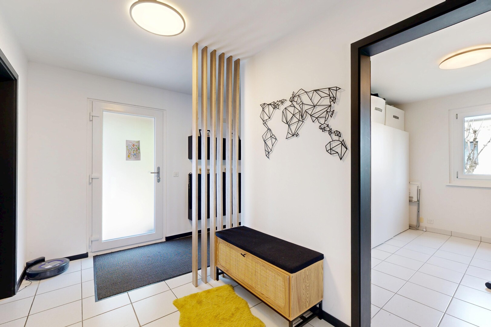 halle / korridor mit gipskartonwand, drywall, light floor, natürliches licht, und natural light