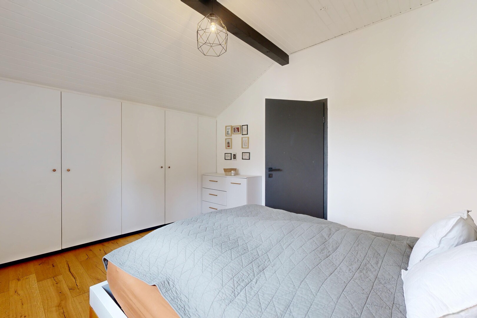 zimmer / schlafzimmer mit holzfußboden, wood finish floor, light floor, gipskartonwand, und drywall
