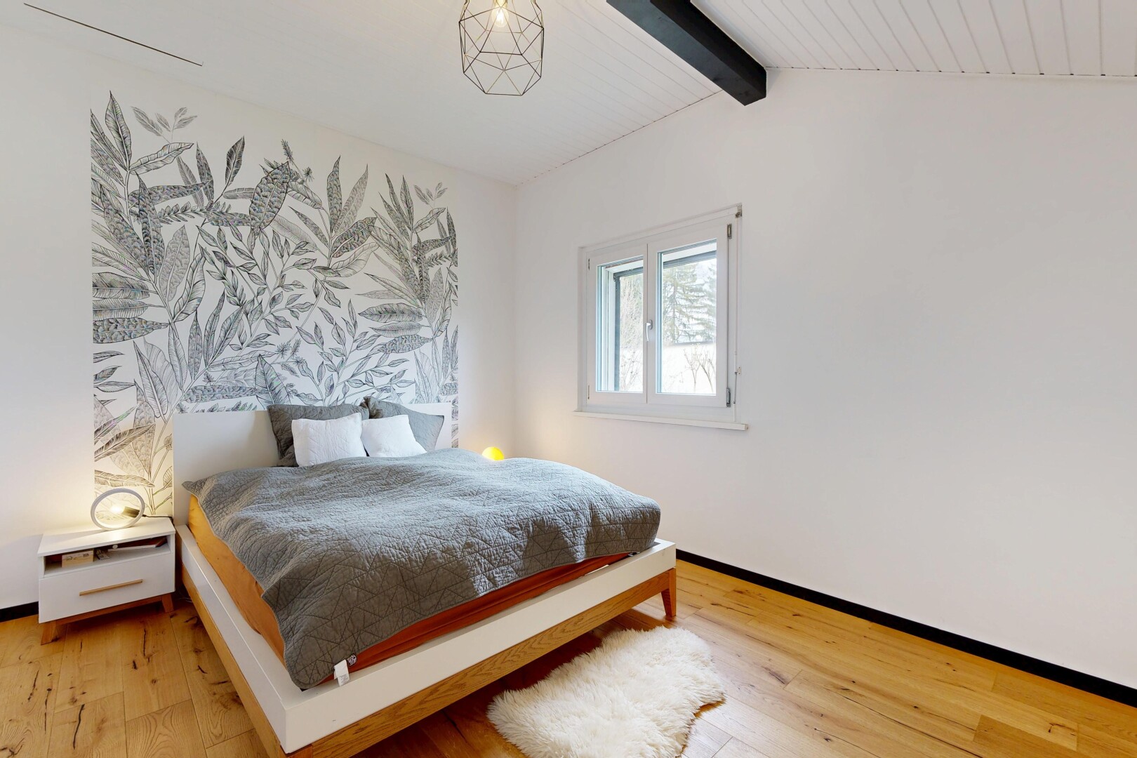 zimmer / schlafzimmer mit balkendecke, beamed ceiling, inside property, gipskartonwand, und drywall