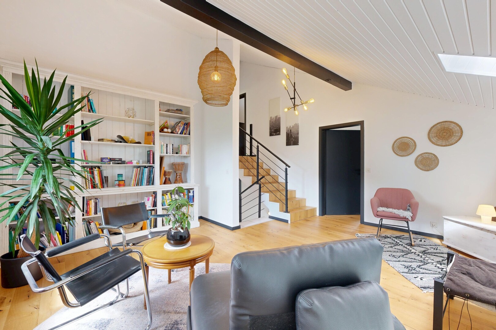 wohnzimmer mit treppen, holzfußboden, wood finish floor, inside property, und gipskartonwand