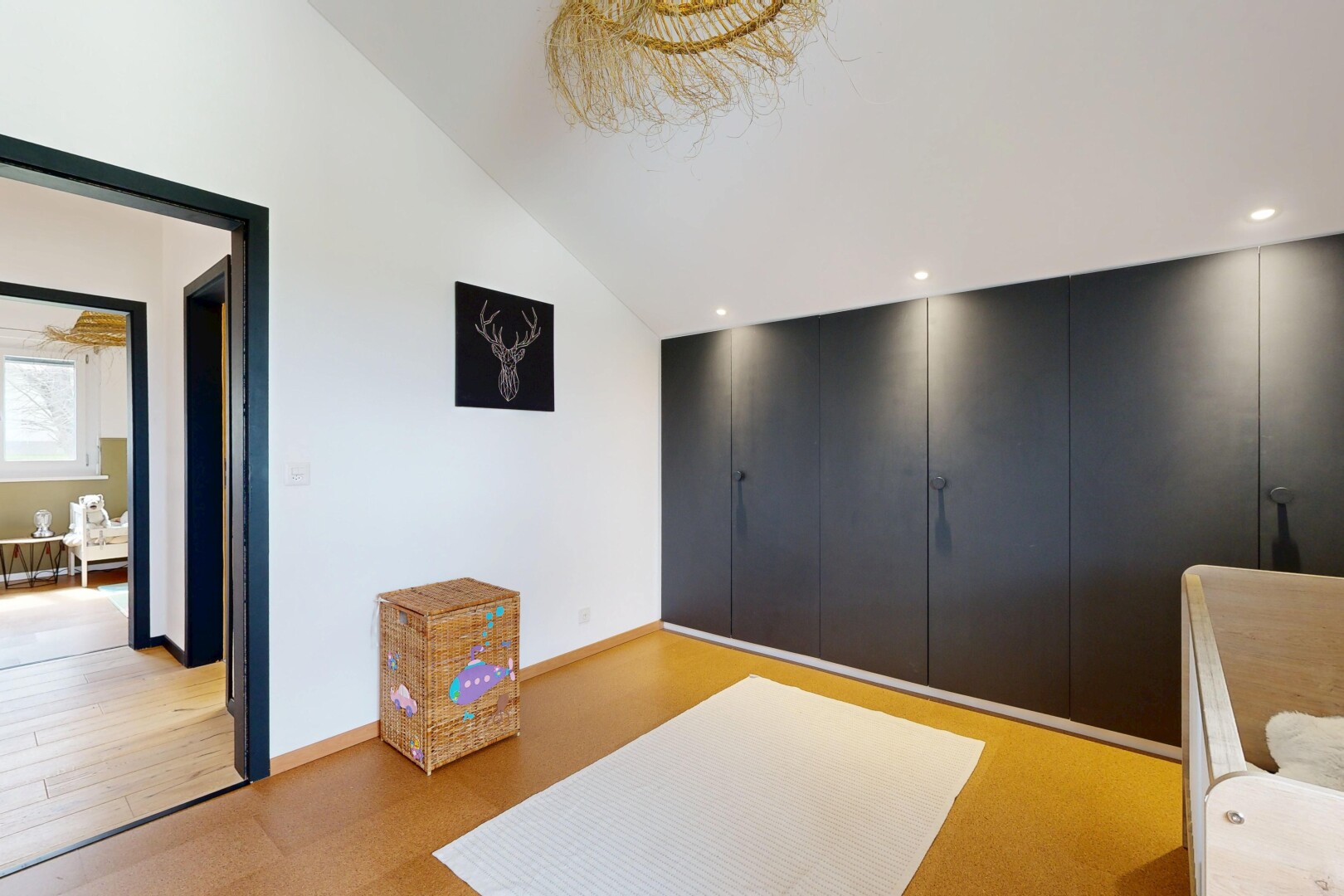 zimmer / schlafzimmer mit inside property, dachschräge, vaulted ceiling, light floor, und gipskartonwand
