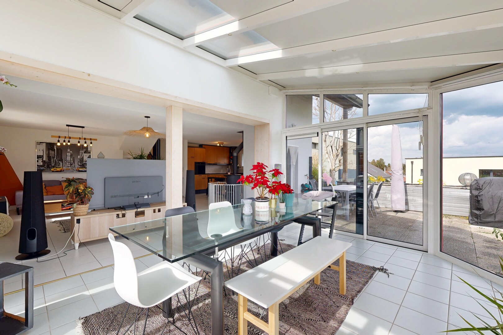 esszimmer mit inside property, fliesenboden, tile floor, natürliches licht, und natural light
