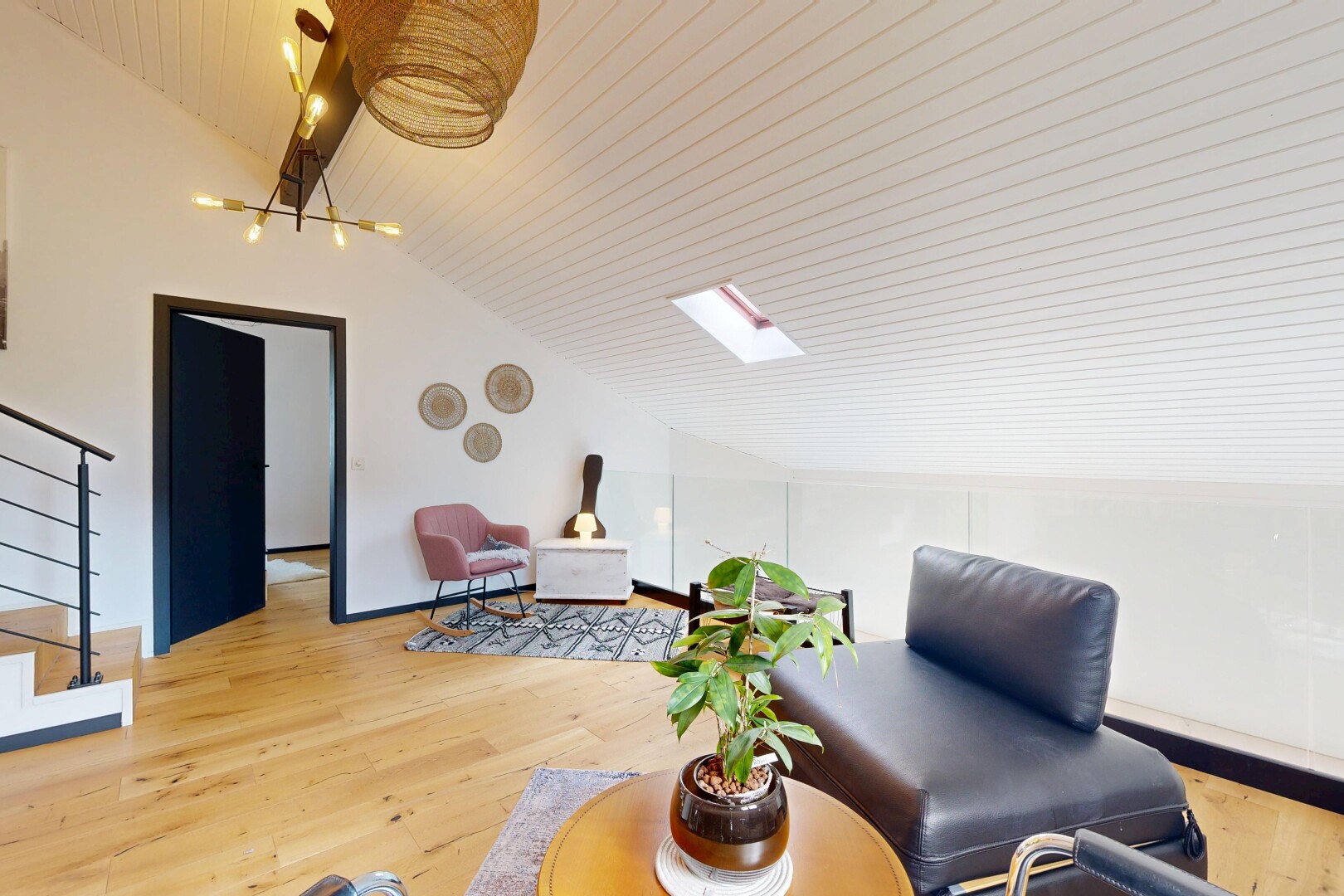 wohnzimmer mit dachschräge, vaulted ceiling, dachfenster, holzfußboden, und wood finish floor