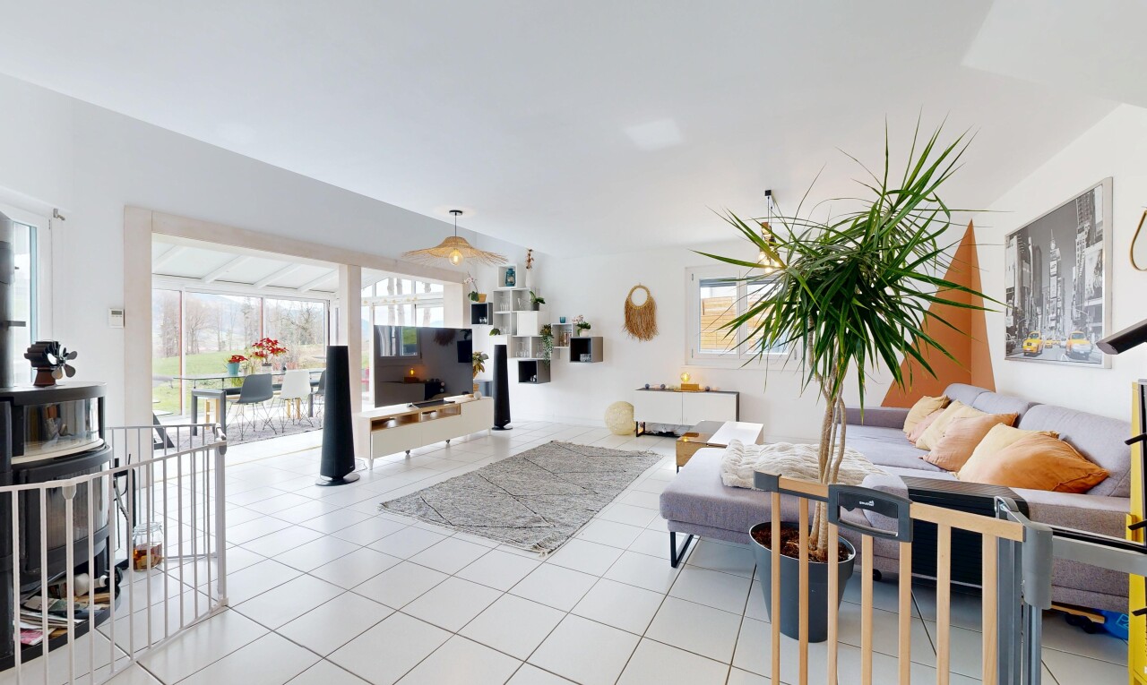 wohnzimmer mit inside property, gipskartonwand, drywall, fernseher, und natürliches licht