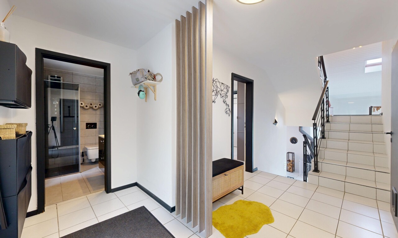 halle / korridor mit light floor, gipskartonwand, drywall, treppen, und fliesenboden