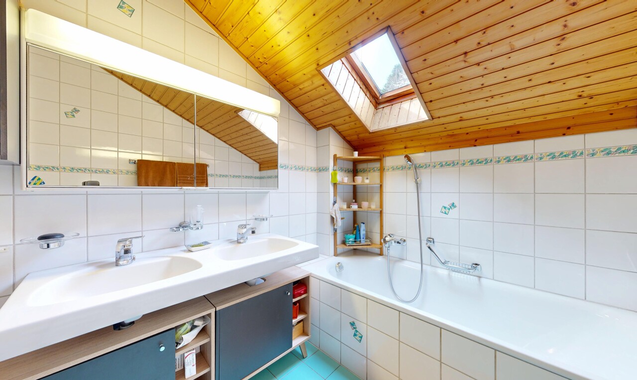 bad mit fliesenwand, tile wall, komplettes badezimmer, dachfenster, und inside property