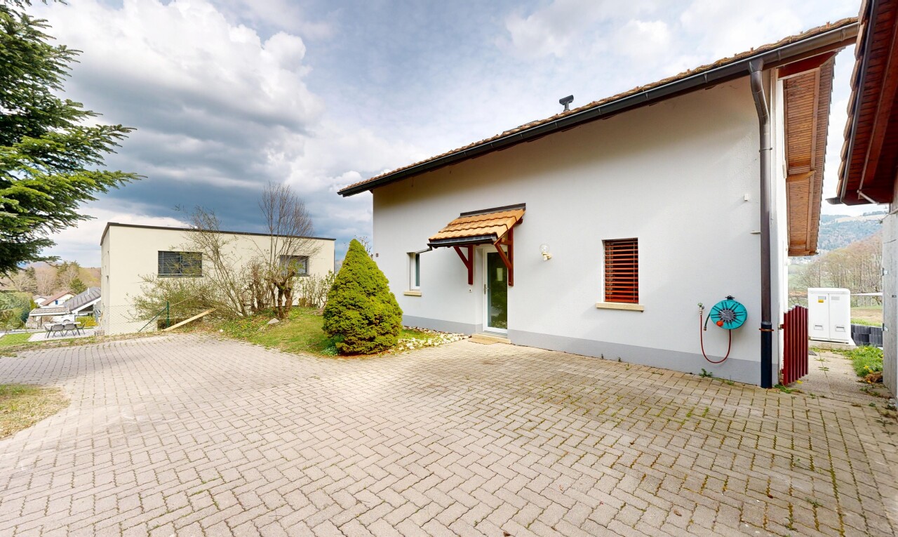 außenansicht mit markise, stuckverkleidung, property visible, day time, und parkplatz