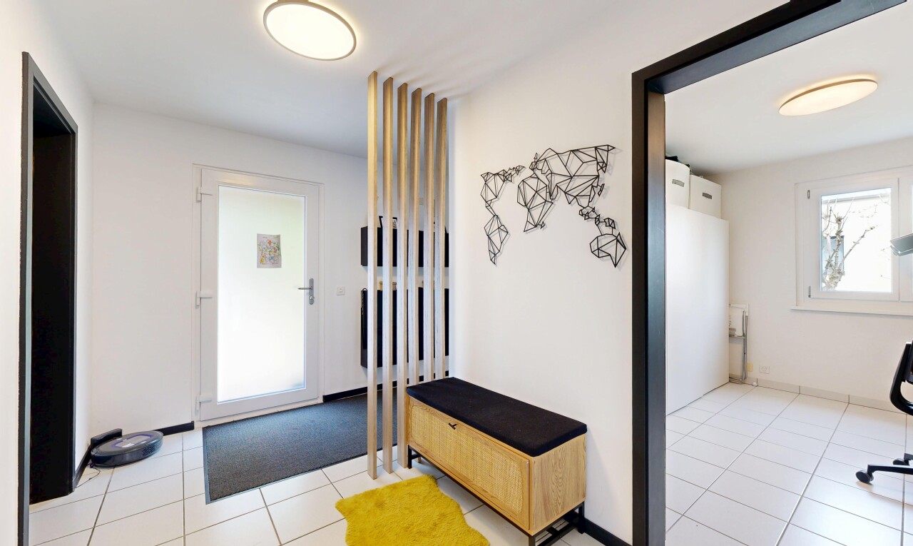 halle / korridor mit gipskartonwand, drywall, light floor, natürliches licht, und natural light