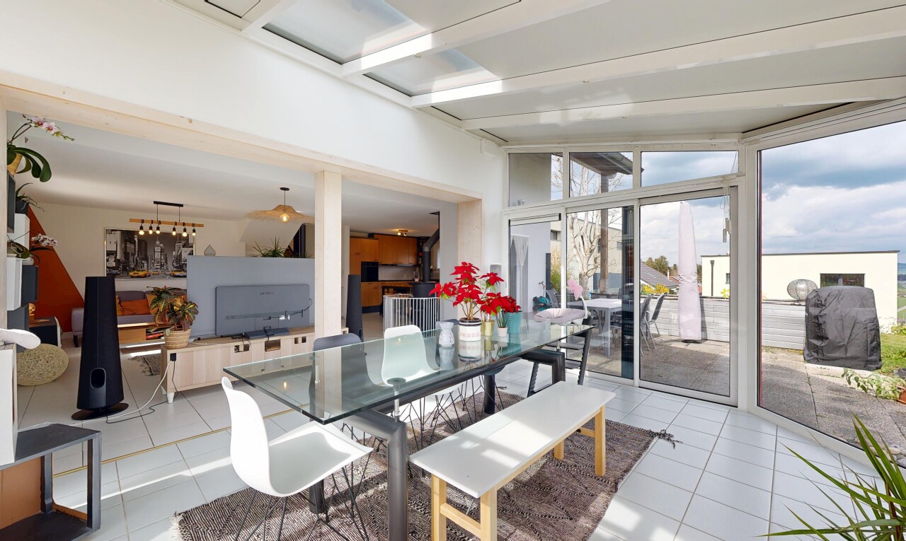esszimmer mit inside property, fliesenboden, tile floor, natürliches licht, und natural light