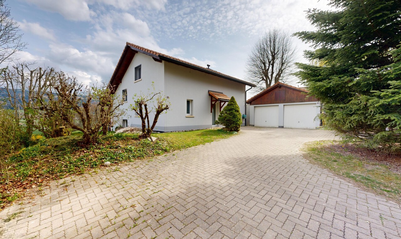 außenansicht mit außenansicht, property visible, freistehende garage, stuckverkleidung, und day time