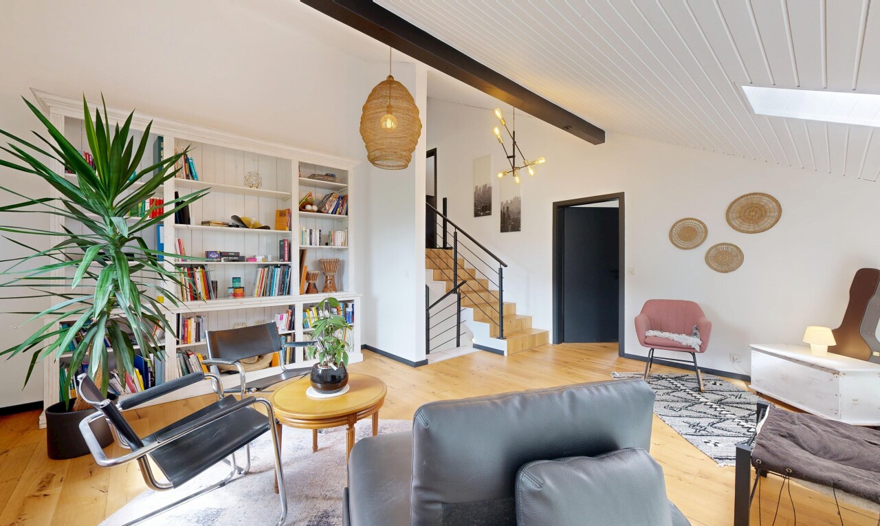 wohnzimmer mit treppen, holzfußboden, wood finish floor, inside property, und gipskartonwand