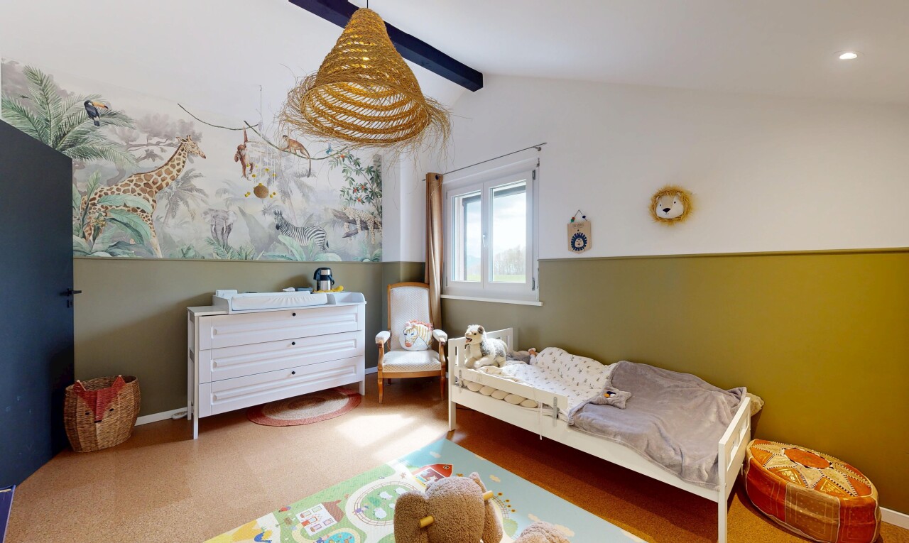zimmer / schlafzimmer mit gipskartonwand, drywall, natürliches licht, natural light, und dachschräge