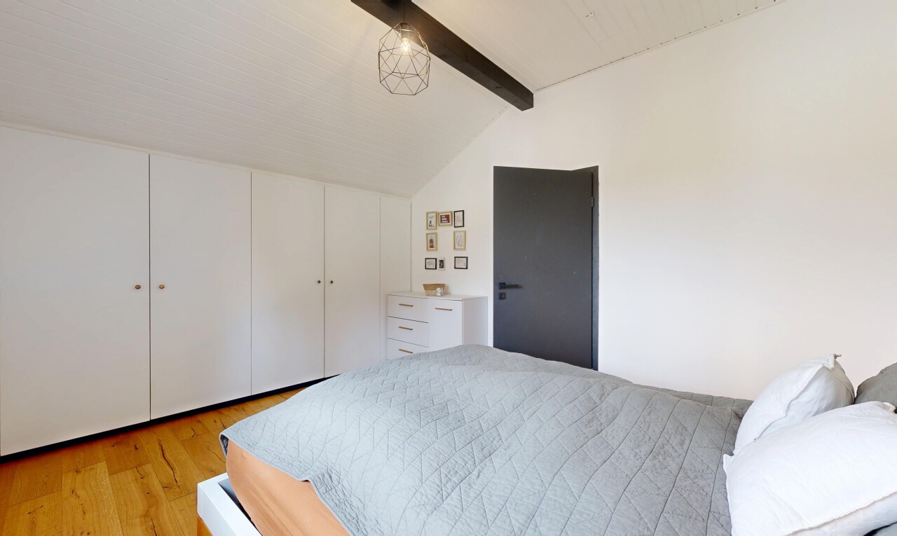 zimmer / schlafzimmer mit holzfußboden, wood finish floor, light floor, gipskartonwand, und drywall