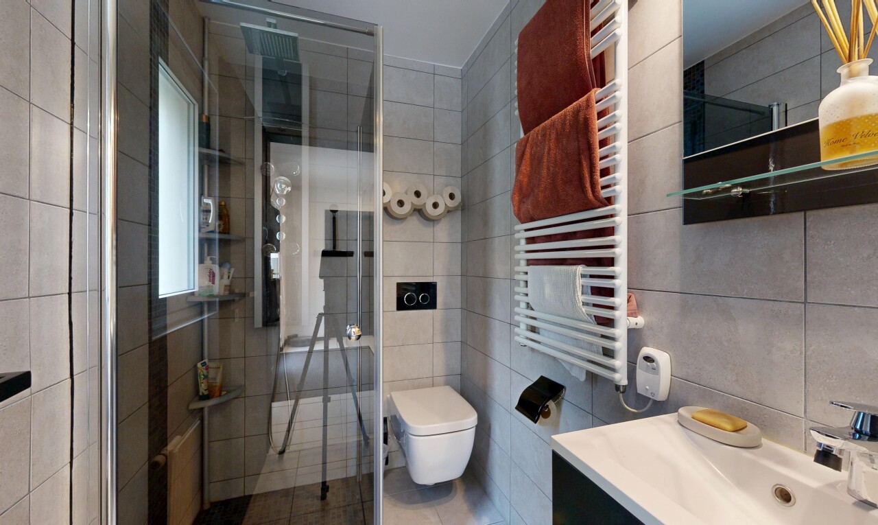 bad mit kühler, spiegel, handtuchwärmer, dusche, und komplettes badezimmer