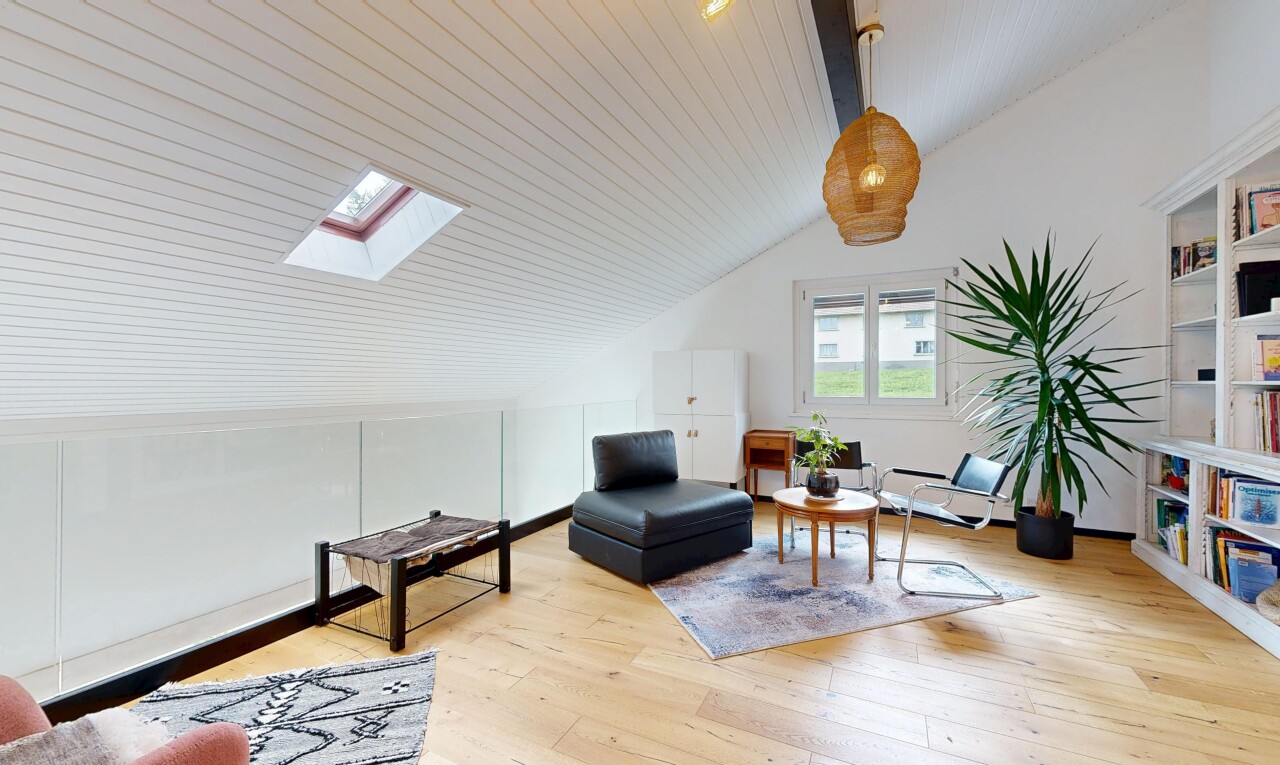 wohnzimmer mit dachschräge, vaulted ceiling, holzfußboden, wood finish floor, und inside property