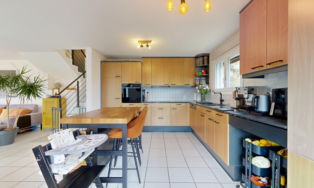 küche mit dark countertops, arbeitsplatten, light floor, küchenrückwand beim herd, und küchenrückwand beim Herd